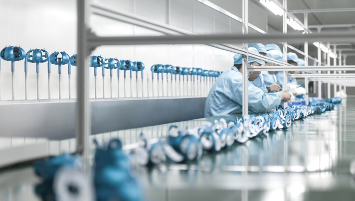 Injection molding processing equipment - automatic spraying line