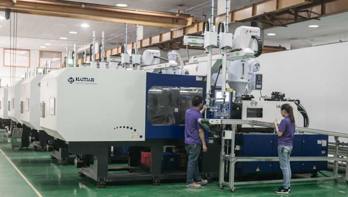 Injection workshop fully automatic suction material, without the need to manually add raw materials