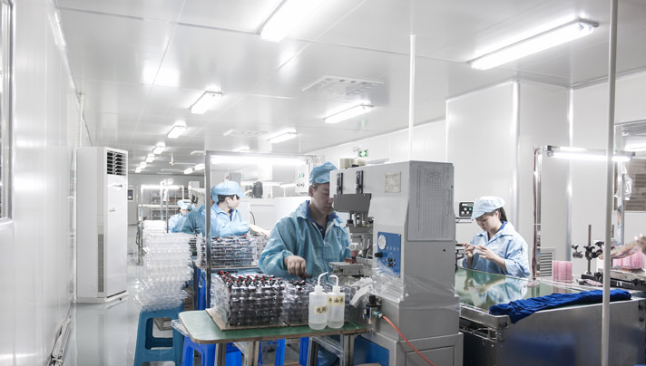 Constant temperature and humidity injection parts spraying silk screen workshop